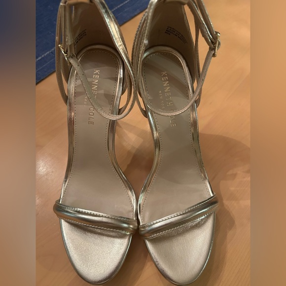 Kenneth Cole NYA platform stiletto sandal. Gold faux leather size 8.5 NWOB - Picture 1 of 8
